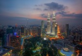 2026 职场男性健身新宠：内置智能芯片的“办公室人体工学椅”训练法。